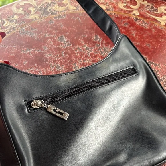 Guess Elegant Black Shoulder Bag - Picture 3 of 5
